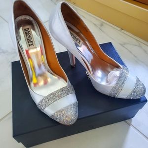 Badgley Mischka silver pump